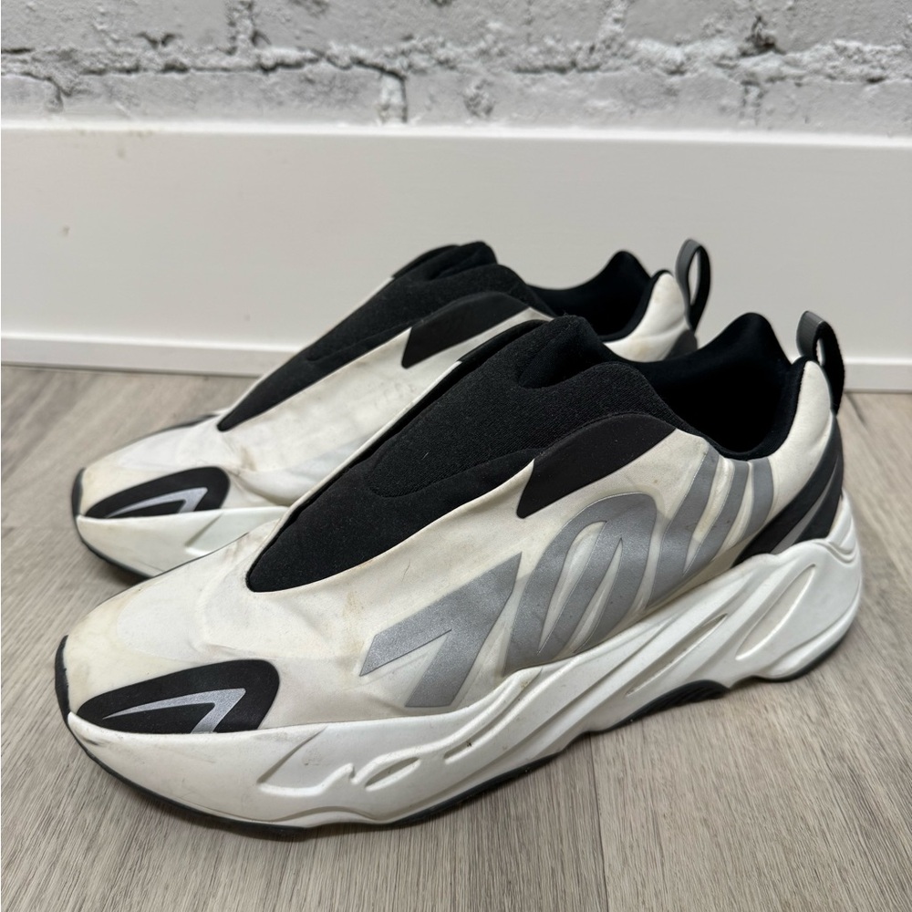 Yeezy Boost 700 MNVN Laceless 'Analog'